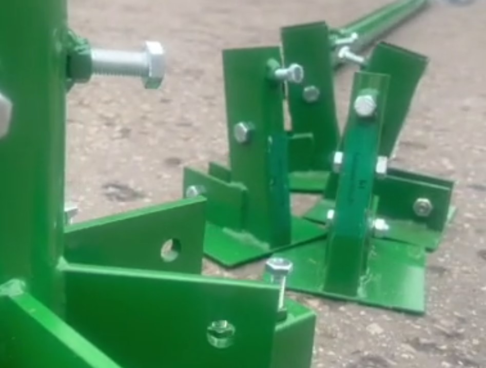 В городском парке Саратова устанавливают новогоднюю елку